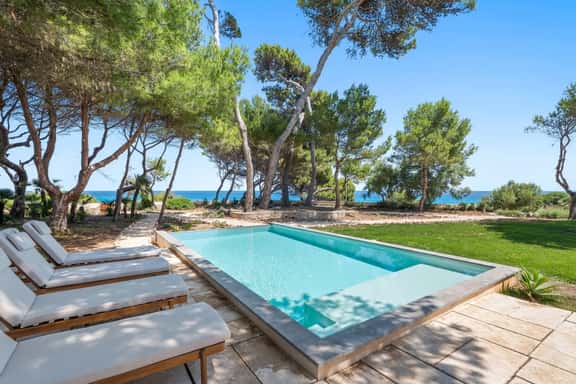 Classic sea front villa in Cala Ratjada - Image 1