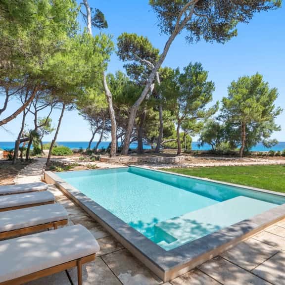 Classic sea front villa in Cala Ratjada - Image 1