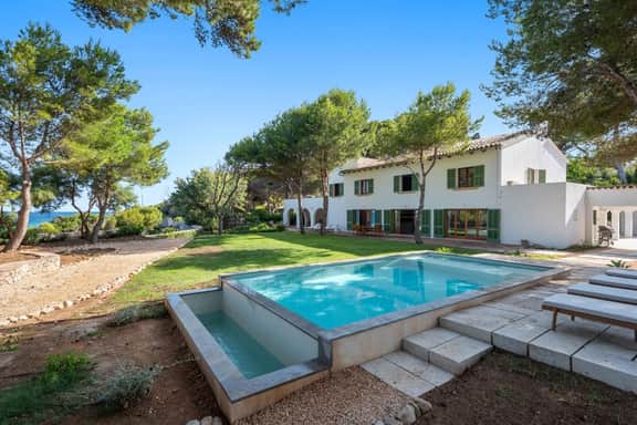 Classic sea front villa in Cala Ratjada - Image 3