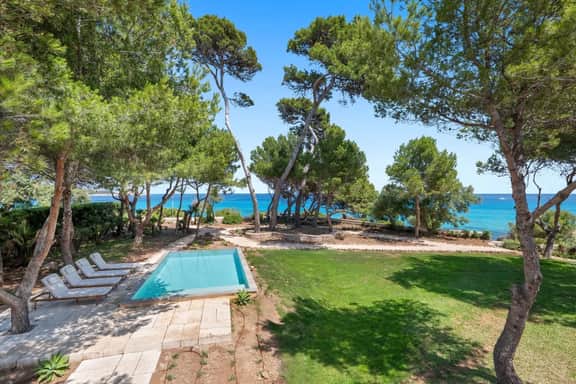 Classic sea front villa in Cala Ratjada - Image 2